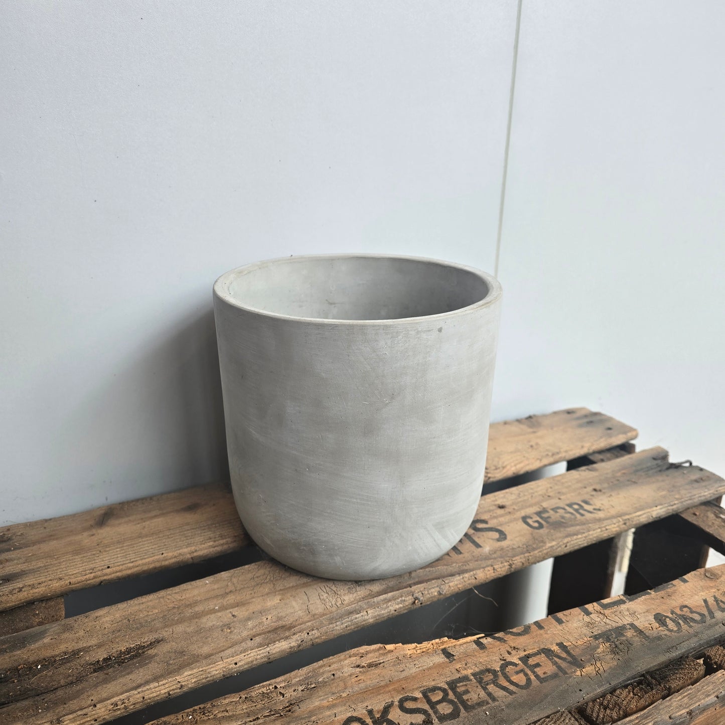 Een cementkleurige pot voor kamerplanten met diameter 16cm