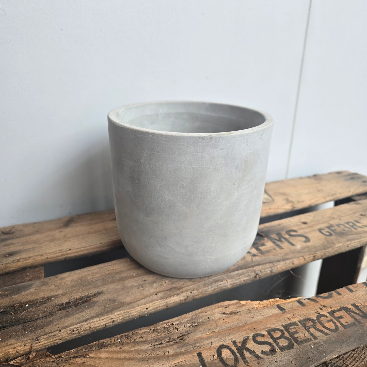 Een cementkleurige pot voor kamerplanten met diameter 14cm