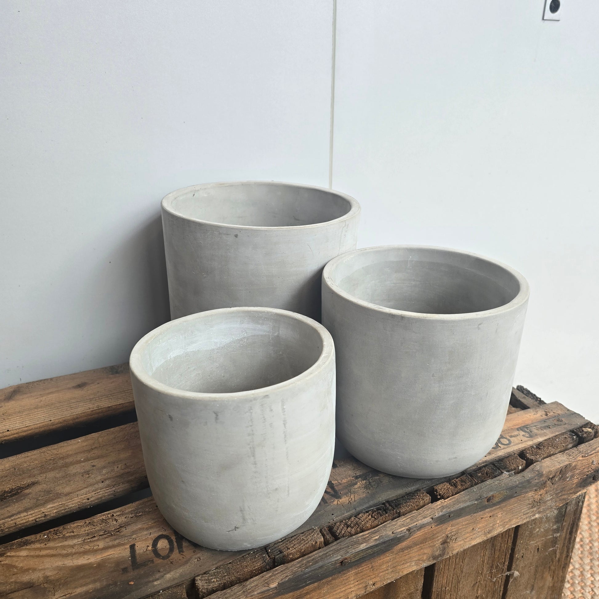 cementkleurige potten voor kamerplanten met verschillende groottes 