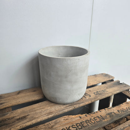 Een cementkleurige pot voor kamerplanten met diameter 16cm