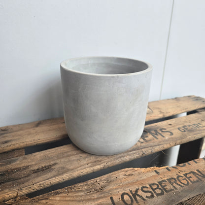 Een cementkleurige pot voor kamerplanten met diameter 14cm